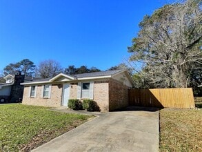 211 Barbara Cir in Ocean Springs, MS - Building Photo - Building Photo