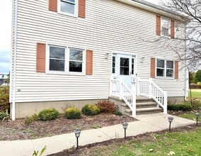 56 Smith St in East Lyme, CT - Building Photo - Building Photo