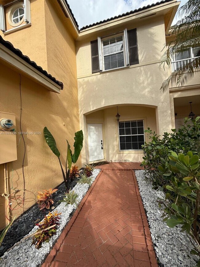 5543 NW 112th Pl in Doral, FL - Building Photo - Building Photo