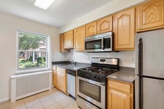 Lakeview Apartments in Leonia, NJ - Building Photo - Building Photo