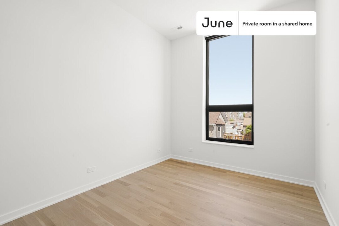 Private bedroom in 4 bed/3 bath Home in Chicago, IL - Building Photo