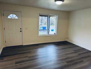 407 Jersey St in Silverton, OR - Building Photo - Building Photo