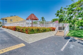 4635 Bayshore Dr in Naples, FL - Building Photo - Building Photo