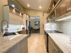 9211 Palmetto Ridge Dr in Bonita Springs, FL - Foto de edificio - Building Photo