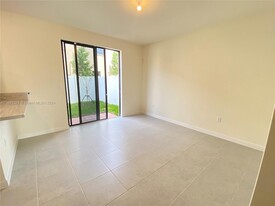 3313 W 111th Pl, Unit 4692 Rock in Hialeah, FL - Foto de edificio - Building Photo