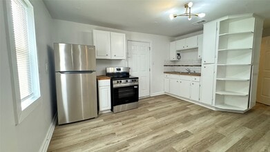 105 Clear Lake Rd in Highlands, TX - Building Photo - Building Photo