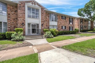 5835 E University Blvd in Dallas, TX - Building Photo