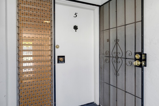 2352 Torrey Pines Rd, Unit 2352 Torrey Pines unit 5 in La Jolla, CA - Building Photo - Building Photo