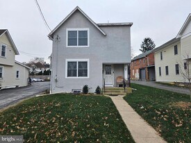 404 W Wayne Ave in Wayne, PA - Building Photo