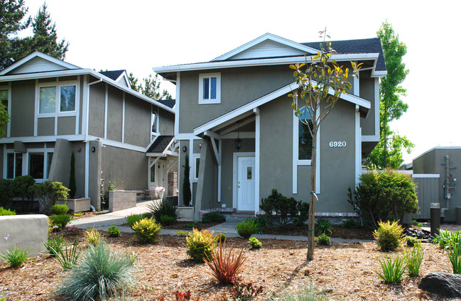 Magnolia Townhomes in Rohnert Park, CA - Building Photo - Building Photo