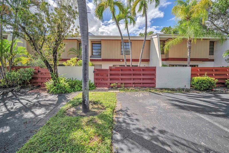 3896 Meadow Ln in Hollywood, FL - Building Photo