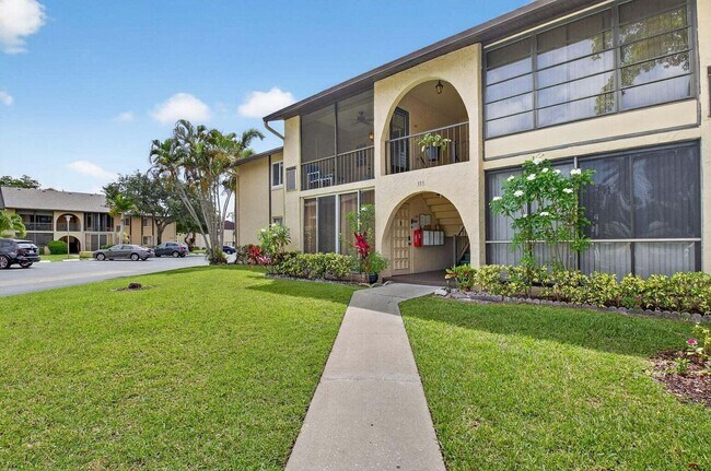335 Pine Ridge Cir in Greenacres, FL - Building Photo - Building Photo