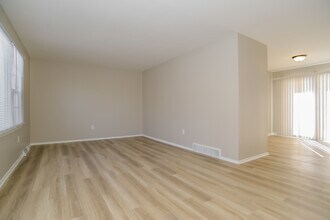 331 NW Woodland Rd in Riverside, MO - Building Photo - Building Photo