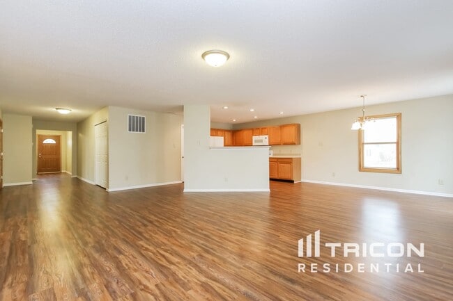 8243 Firefly Way in Indianapolis, IN - Foto de edificio - Building Photo