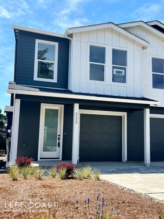 333 SE Jetty Ave in Lincoln City, OR - Building Photo