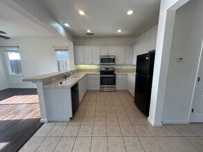 3293 Dewar Ln in Turlock, CA - Building Photo - Building Photo