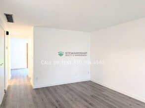 372 Oak Mnr Ave NE in Massillon, OH - Building Photo - Building Photo