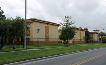 Plaza De Las Fuentes in Pine Castle, FL - Foto de edificio - Building Photo