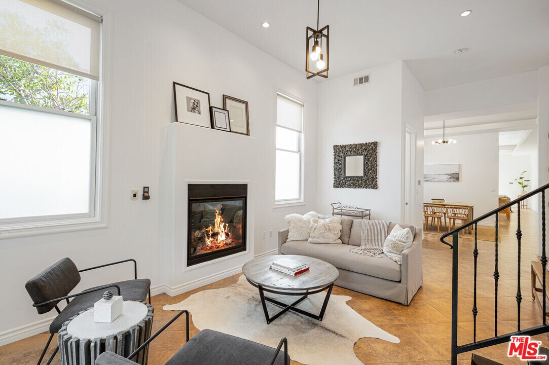 715 N Kilkea Dr in Los Angeles, CA - Building Photo