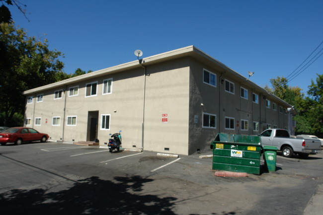 653 E 9th St in Chico, CA - Foto de edificio - Building Photo