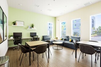 Lakeland Apartments in Santa Fe Springs, CA - Foto de edificio - Building Photo
