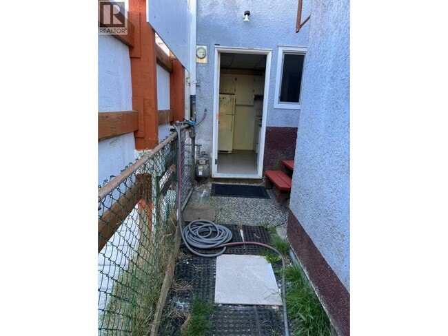 610 Kensington Ave in Burnaby, BC - Building Photo - Building Photo