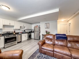 715 W Roscoe St, Unit J09P in Chicago, IL - Building Photo