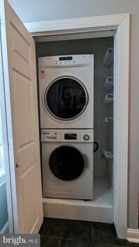 133 W Sharpnack St photo'