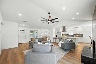 7021 Thornwood Dr in Dallas, TX - Building Photo - Building Photo