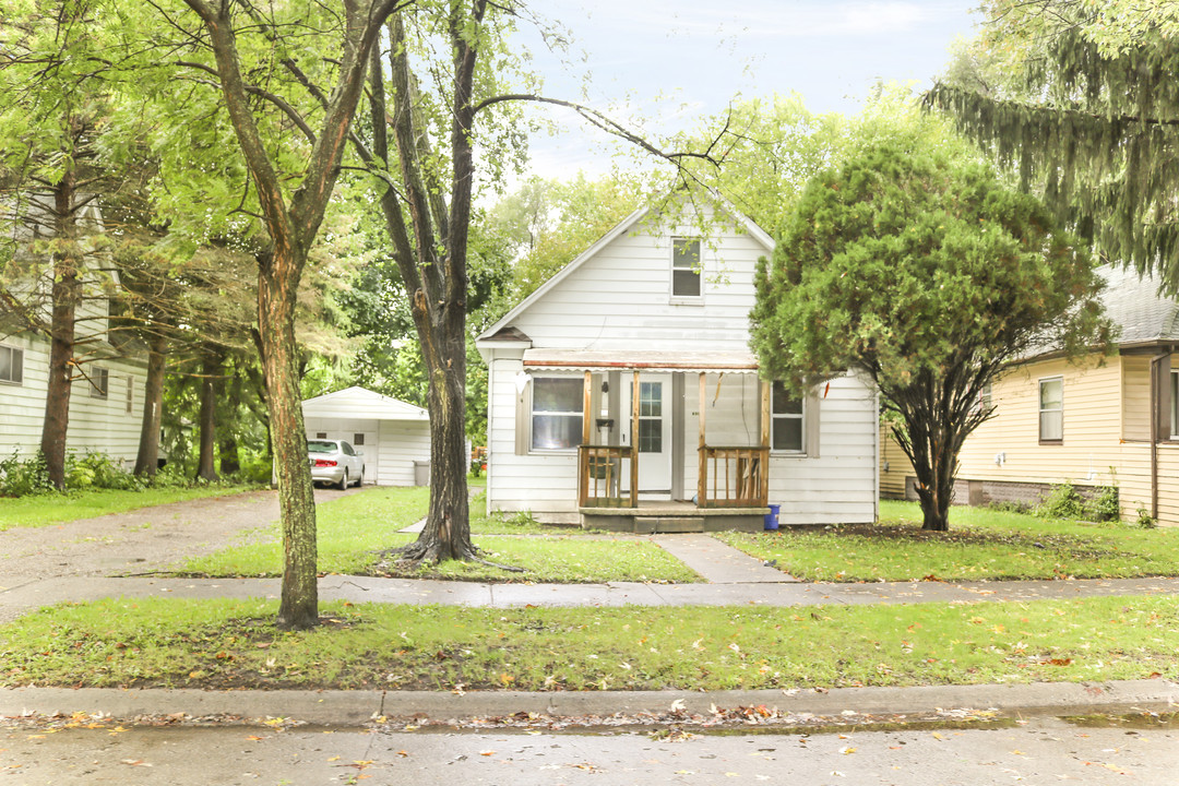 2009 Robinwood Ave in Saginaw, MI - Building Photo