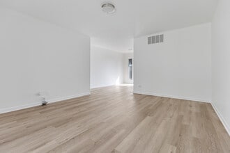 1031 Maple Ln in Elk Grove Village, IL - Building Photo - Building Photo