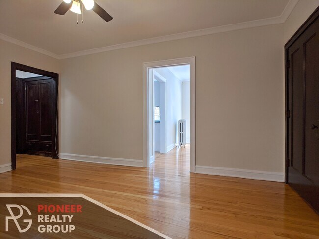 1421 W Hutchinson St, Unit 4222 Clark-2 in Chicago, IL - Building Photo - Building Photo