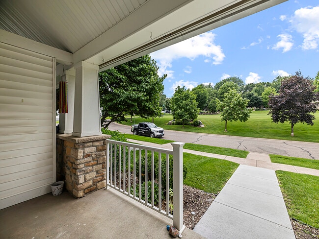 906 New Century Blvd S in Maplewood, MN - Foto de edificio - Building Photo