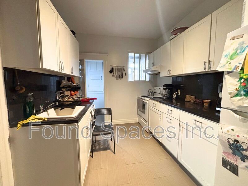 130 Emerald St S in Hamilton, ON - Building Photo