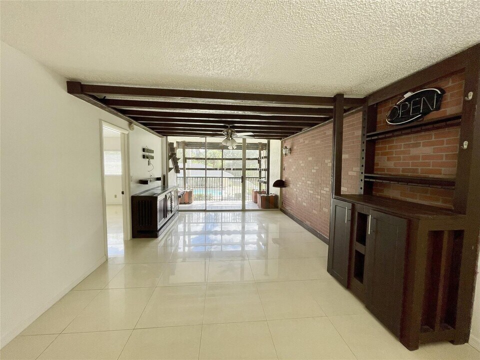 5090 SW 64th Ave, Unit 204 in Davie, FL - Foto de edificio