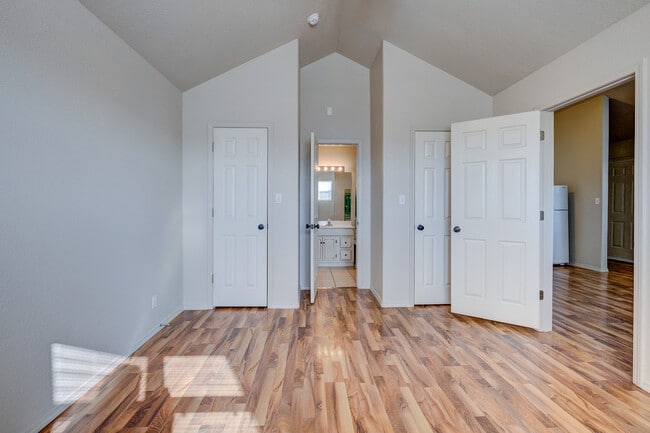 4986 Raintree Cir in Loma Linda, MO - Foto de edificio - Building Photo