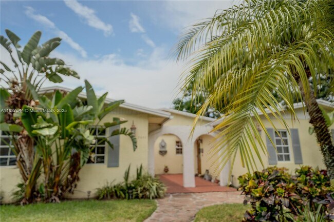 2403 SW 58th Manor in Fort Lauderdale, FL - Building Photo - Building Photo