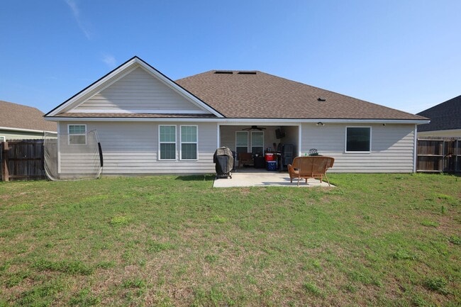 124 Floyd Mcneal Dr in Hahira, GA - Building Photo - Building Photo