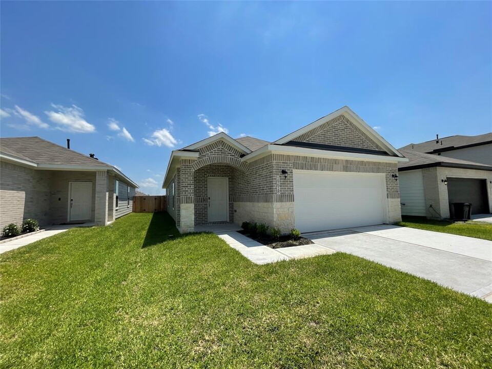 19618 Cat Spruce Ct in Porter, TX - Building Photo