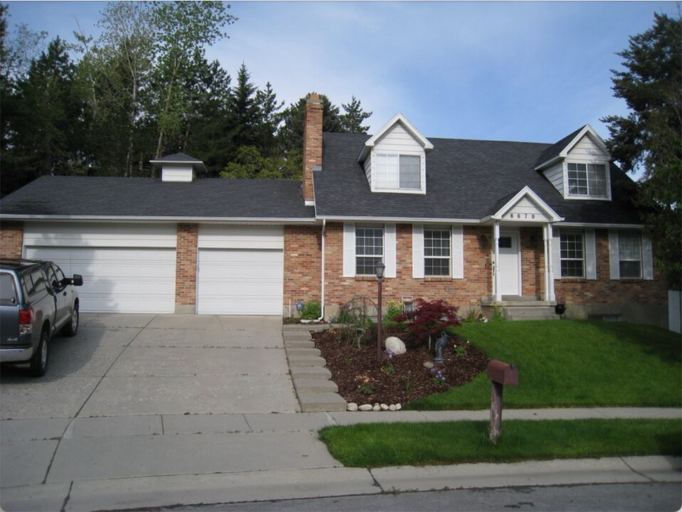 8670 Snow Mountain Dr in Sandy, UT - Building Photo