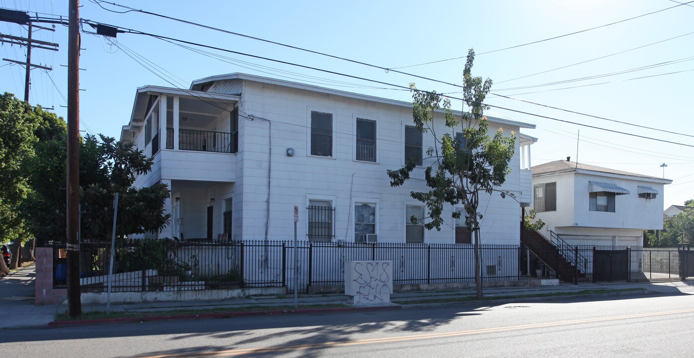 3200 Darwin Ave in Los Angeles, CA - Building Photo