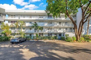 105 Royal Pk Dr in Oakland Park, FL - Building Photo