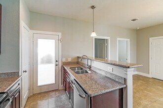 3223 Bay Oaks Harbor Dr in Baytown, TX - Foto de edificio - Building Photo
