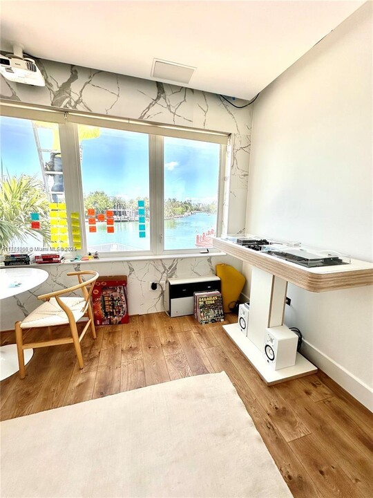 4710 Pine Tree Dr, Unit 49 in Miami Beach, FL - Building Photo