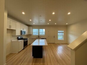 4360 Hurstbourne Dr in Eagle Mountain, UT - Foto de edificio - Building Photo