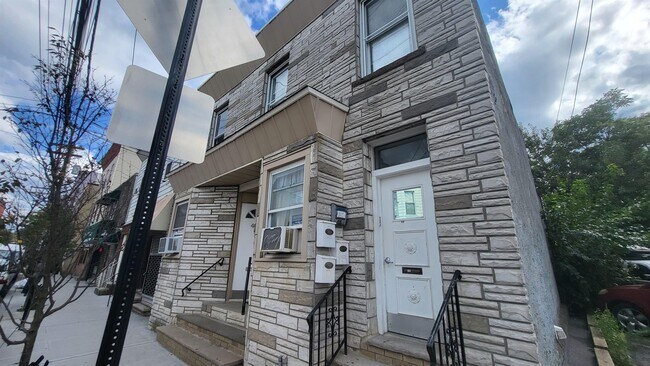 409 37th St in Union City, NJ - Building Photo - Building Photo
