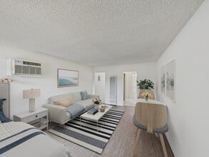Woodman Apartments in Arleta, CA - Foto de edificio - Building Photo