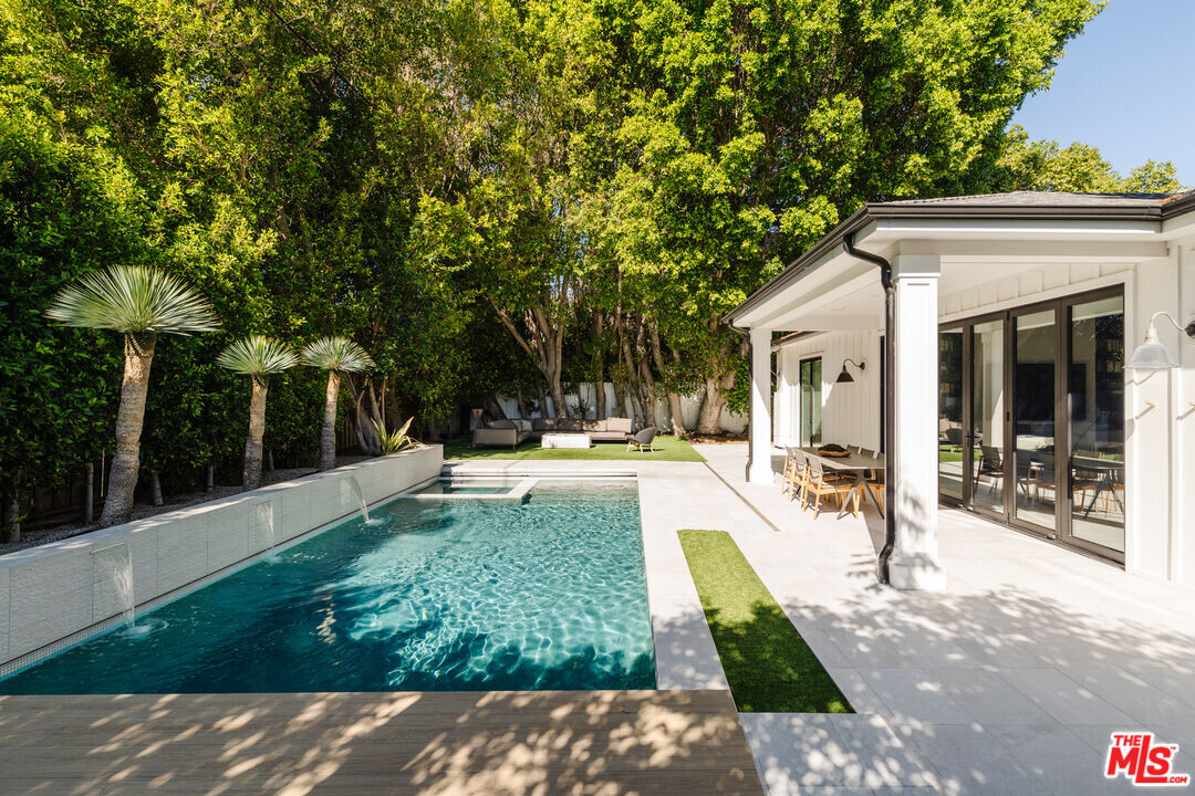 16130 Otsego St in Los Angeles, CA - Building Photo