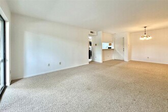 3075 Walnut Bend Ln in Houston, TX - Building Photo - Building Photo