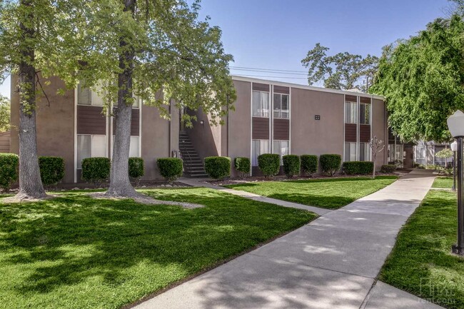 Creekside Apartments in Sacramento, CA - Foto de edificio - Building Photo